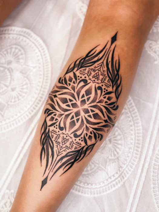 01_-_zouz_ttt_ornamentaltattoo_ornamentalmarseille_mandalamarseille_darksymetrie_blackwork_dotwork_zouz_marseille_tattoo_prisme_