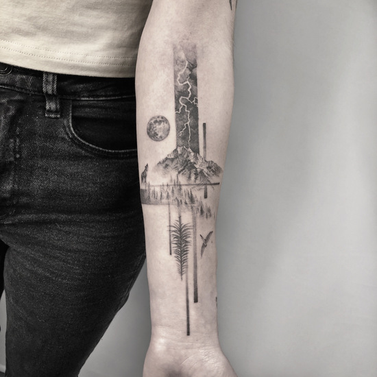01_marseilletattoo_marseilletatoueur_microrealism_realism_microrealismtattoo_realistictattoo_spiritualtattoo_finelinetattoo_louptattoo_loup_moon_moontattoo_montagnetattoo_lightning
